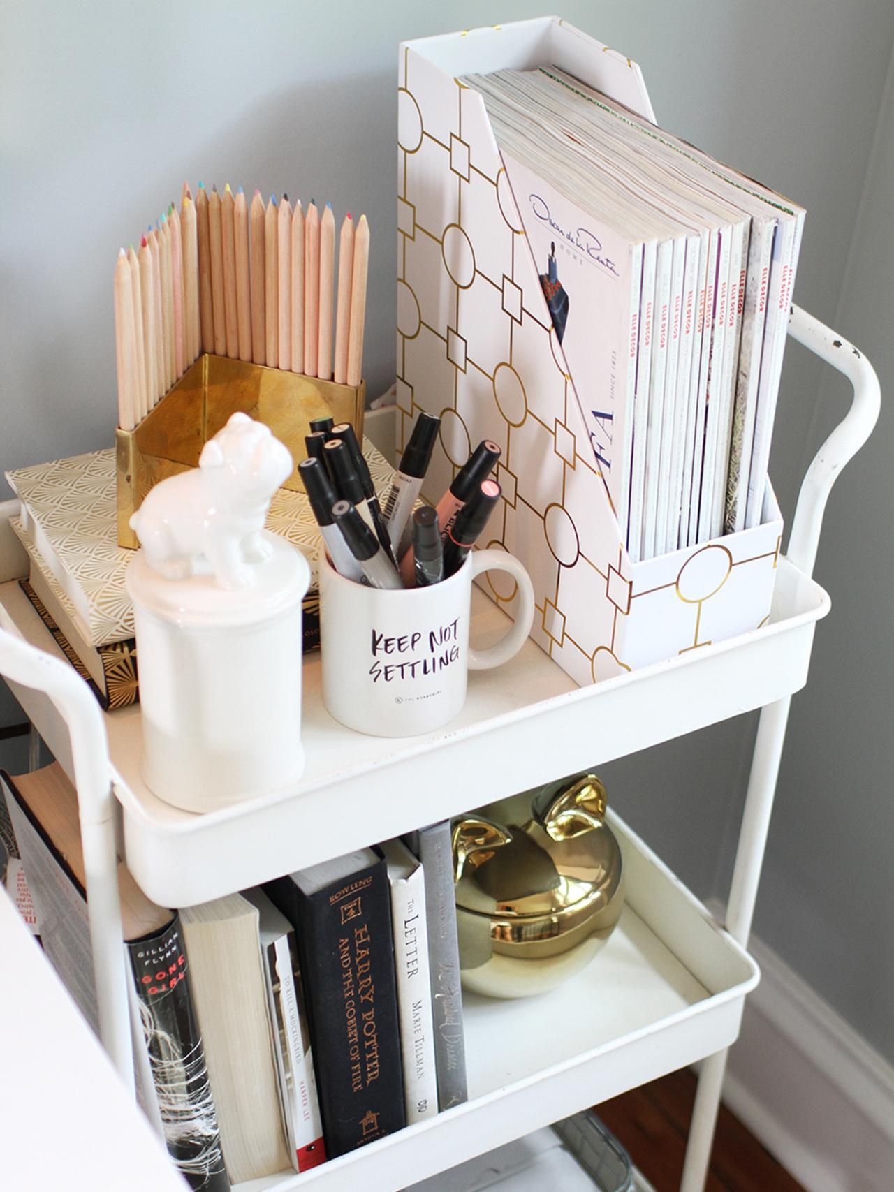 HOW TO DECORATE THE INTERIOR WITH BOOKS: 10 INTERESTING IDEAS interior with books How to decorate the interior with books: 10 interesting ideas How to decorate the interior with books and magazines 15 interesting ideas 1