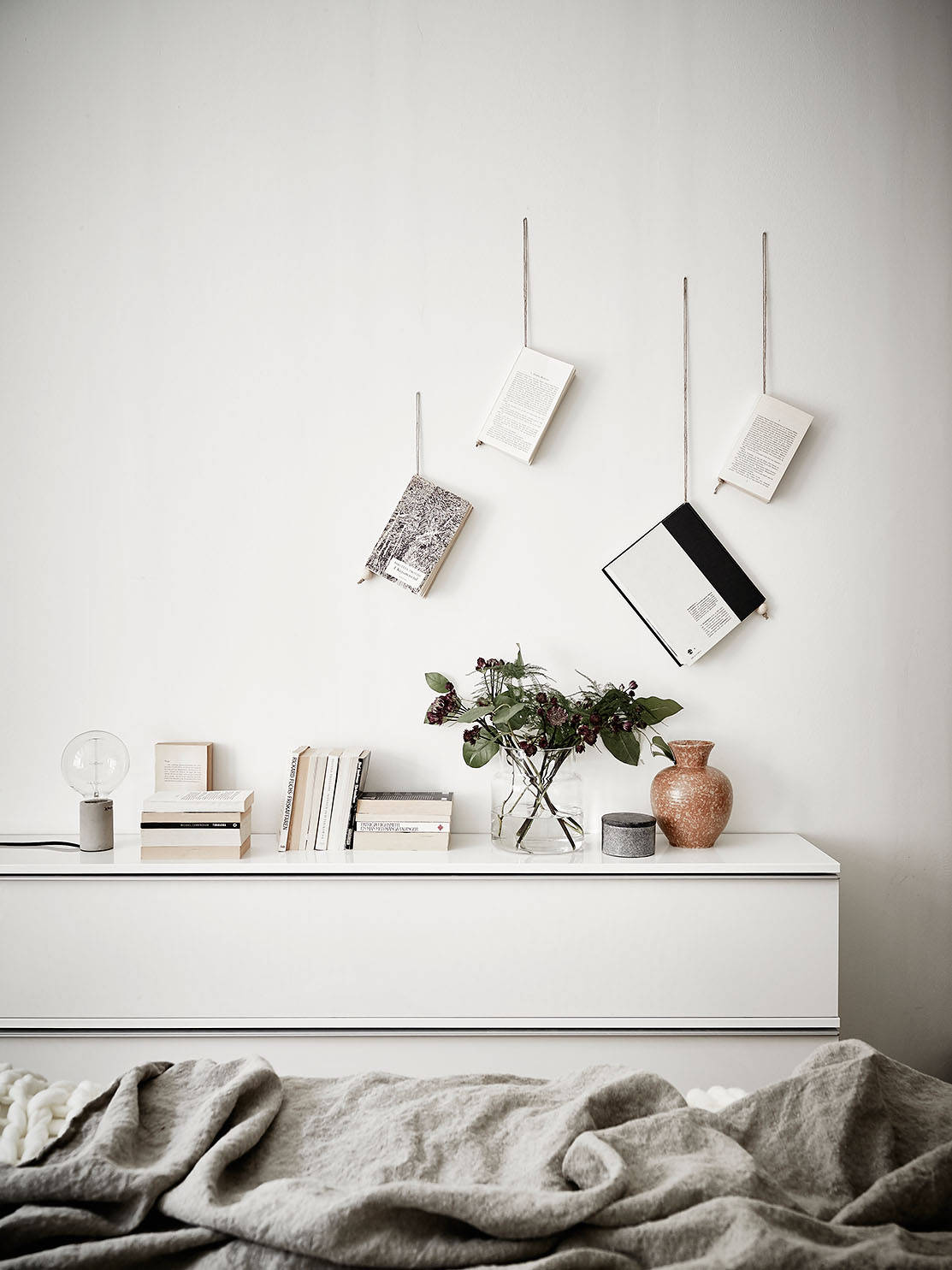 HOW TO DECORATE THE INTERIOR WITH BOOKS: 10 INTERESTING IDEAS interior with books How to decorate the interior with books: 10 interesting ideas How to decorate the interior with books and magazines 15 interesting ideas 2