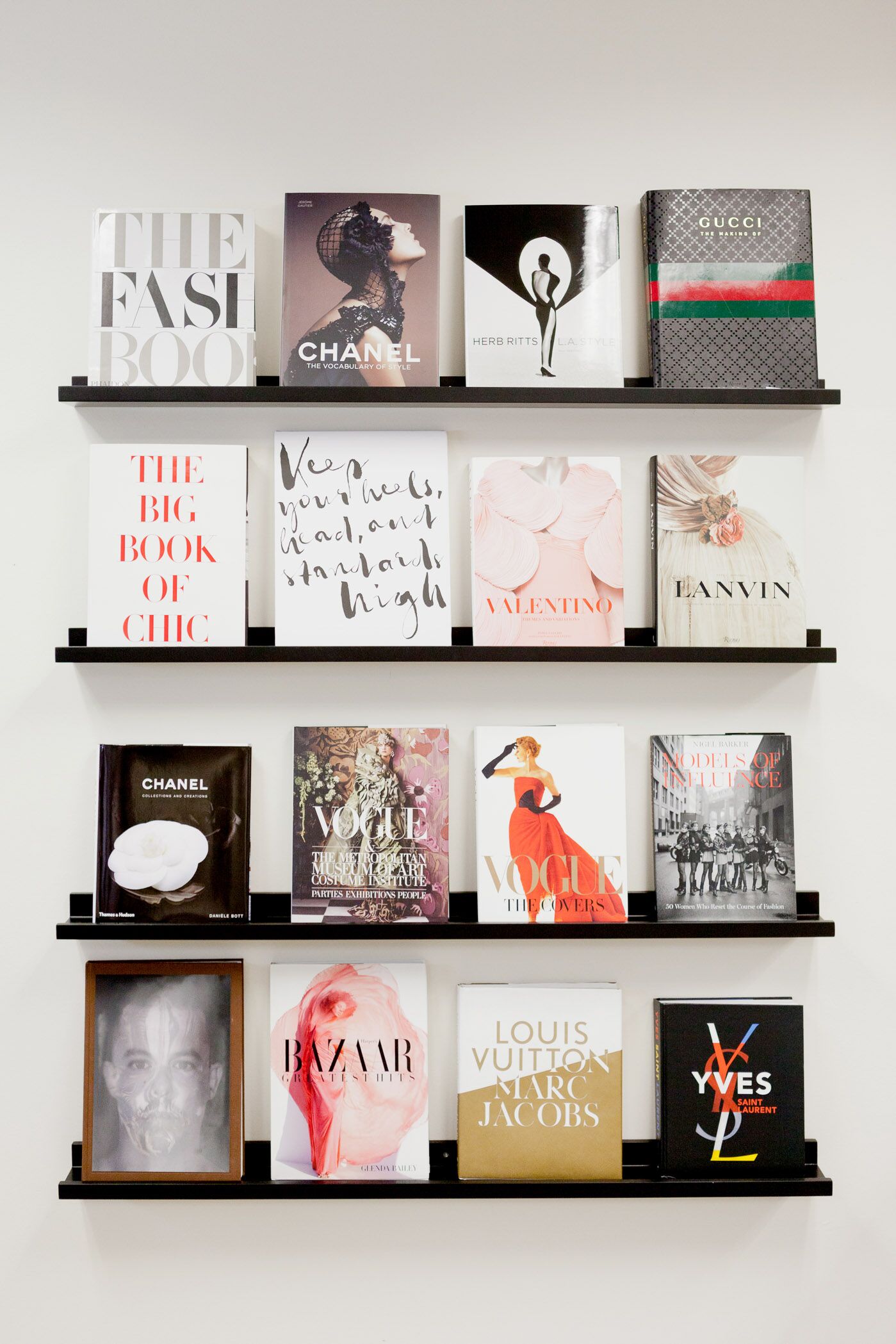 HOW TO DECORATE THE INTERIOR WITH BOOKS: 10 INTERESTING IDEAS interior with books How to decorate the interior with books: 10 interesting ideas How to decorate the interior with books and magazines 15 interesting ideas 3