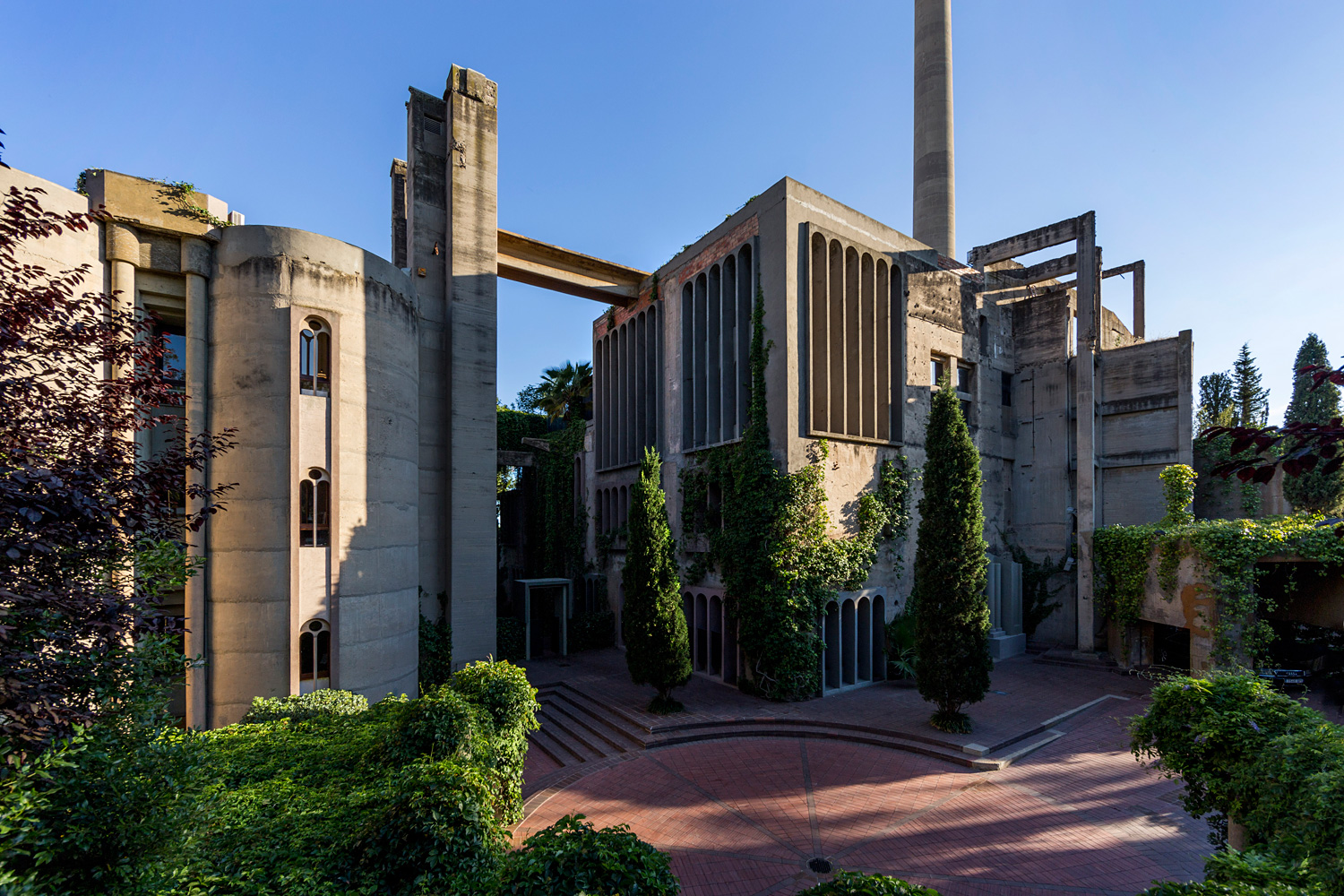 House in a former cement factory in Barcelona, 1000 m² barcelona House in a former cement factory in Barcelona, 1000 m² Bofill 1