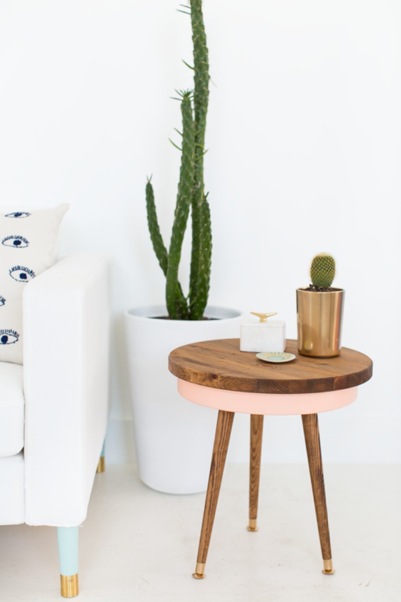 5 Creative Ways to Style Your Mid-Century Table mid-century table 5 Creative Ways to Style Your Mid-Century Table 5 ways to style midcentury table 6