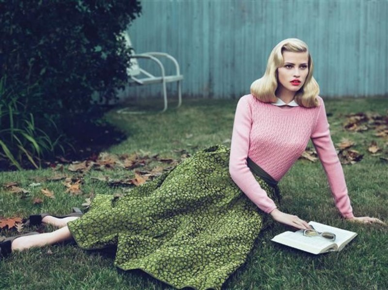 The Shapes and Lines that Defined 1950s Fashion 1950s fashion The Shapes and Lines that Defined 1950s Fashion Lara Stone Sweater Girl 50s housewife photoshoot