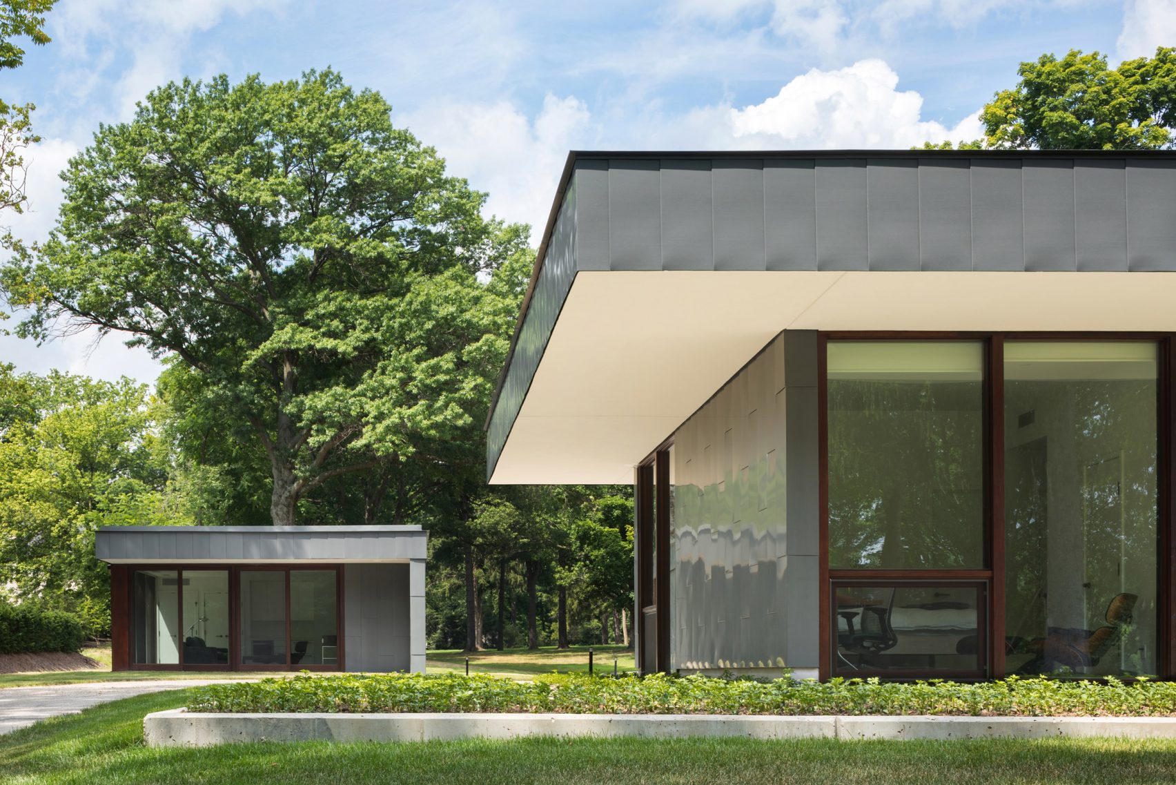A-Mid-Century-Modern-Home-in-Indiana-by-Deborah-Berke-Partners_2 A-Mid-Century-Modern-Home-in-Indiana-by-Deborah-Berke-Partners_2 A Mid-Century Modern Home in Indiana by Deborah Berke Partners_1 mid-century modern home A Mid-Century Modern Home in Indiana by Deborah Berke Partners A Mid Century Modern Home in Indiana by Deborah Berke Partners 2