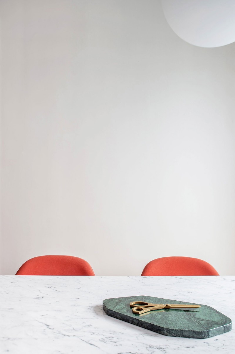 s1_twin_peaks_residence_hong_kong_china_lim_and_lu_photo_nirut_benjabanpot_yatzer s1_twin_peaks_residence_hong_kong_china_lim_and_lu_photo_nirut_benjabanpot_yatzer The Colorful Tale of an Inspiring Hong Kong Apartment hong kong apartment The Colorful Tale of an Inspiring Hong Kong Apartment s1 twin peaks residence hong kong china lim and lu photo nirut benjabanpot yatzer