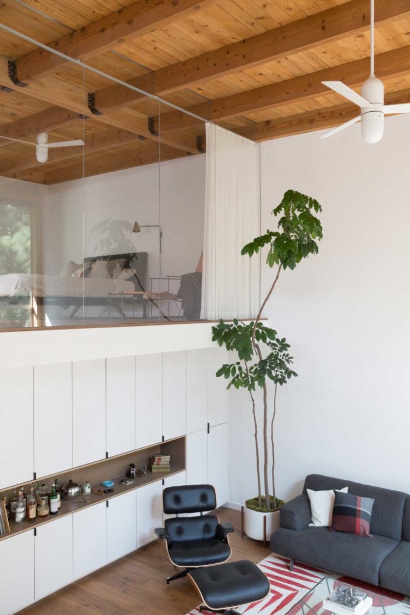 A-Mid-Century-Modern-Home-Sits-on-a-Hillside-of-Dreamy-Los-Angeles-3 A-Mid-Century-Modern-Home-Sits-on-a-Hillside-of-Dreamy-Los-Angeles-3 mid-century modern home A Mid-Century Modern Home Sits on a Hillside of Dreamy Los Angeles A Mid Century Modern Home Sits on a Hillside of Dreamy Los Angeles 3