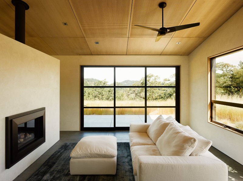 A Northern California House that Blends in with Its Natural Surroundings california house A Northern California House that Blends in with Natural Surroundings neutral furnishings and gray floors dont distract from the views