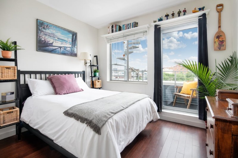 4 4 A Retro Chic Brooklyn Apartment w/ Breathtaking Views brooklyn apartment A Retro Chic Brooklyn Apartment w/ Breathtaking Views 4