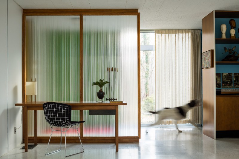 A 1960s Mid-Century Modern House in Indiana That's Been Kept Untouched mid-century modern house A 1960s Mid-Century Modern House in Indiana That’s Been Kept Untouched the frost house interiors preservation modernism indiana usa dezeen 2364 col 0