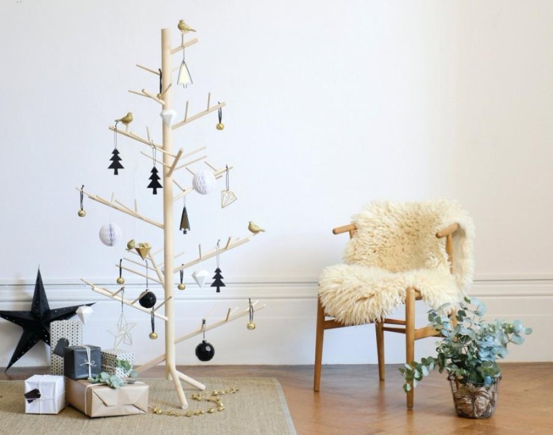 Christmas is coming, and everybody wants to find new Christmas decor ideas. Learn more about Scandinavian Christmas decor trends! scandinavian christmas decor trends These 5 Scandinavian Christmas Decor Trends Are To Die For! branch contemporary wooden christmas tree