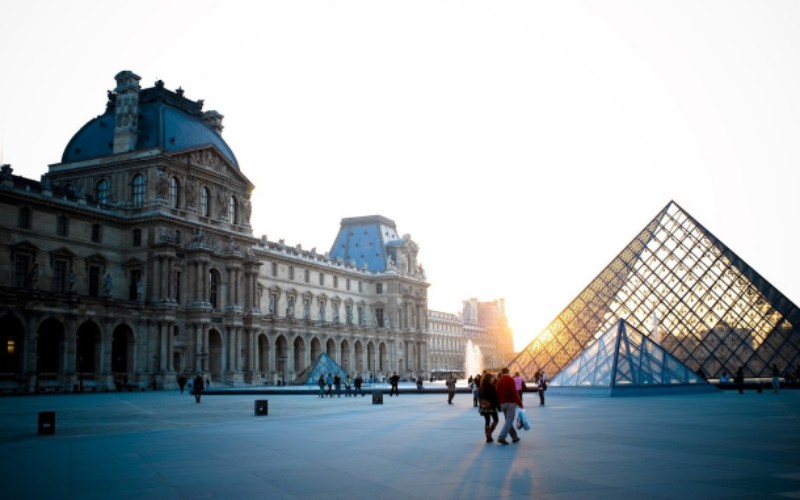 virginia-duran-blog-buildings-in-paris-if-you-love-architecture-le-grand-louve-im-pei virginia-duran-blog-buildings-in-paris-if-you-love-architecture-le-grand-louve-im-pei paris architecture 5 Paris Architecture Inspiration And Modern Furniture Pieces virginia duran blog buildings in paris if you love architecture le grand louve im pei